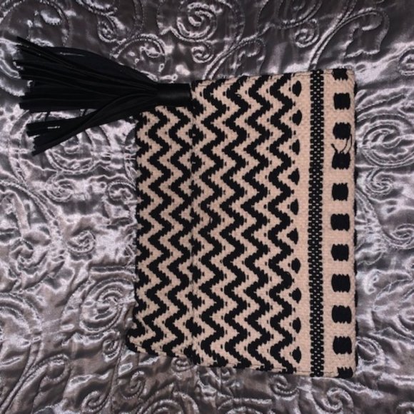 Sol Woven Zig Zag Foldover Black/White - Picture 4 of 6